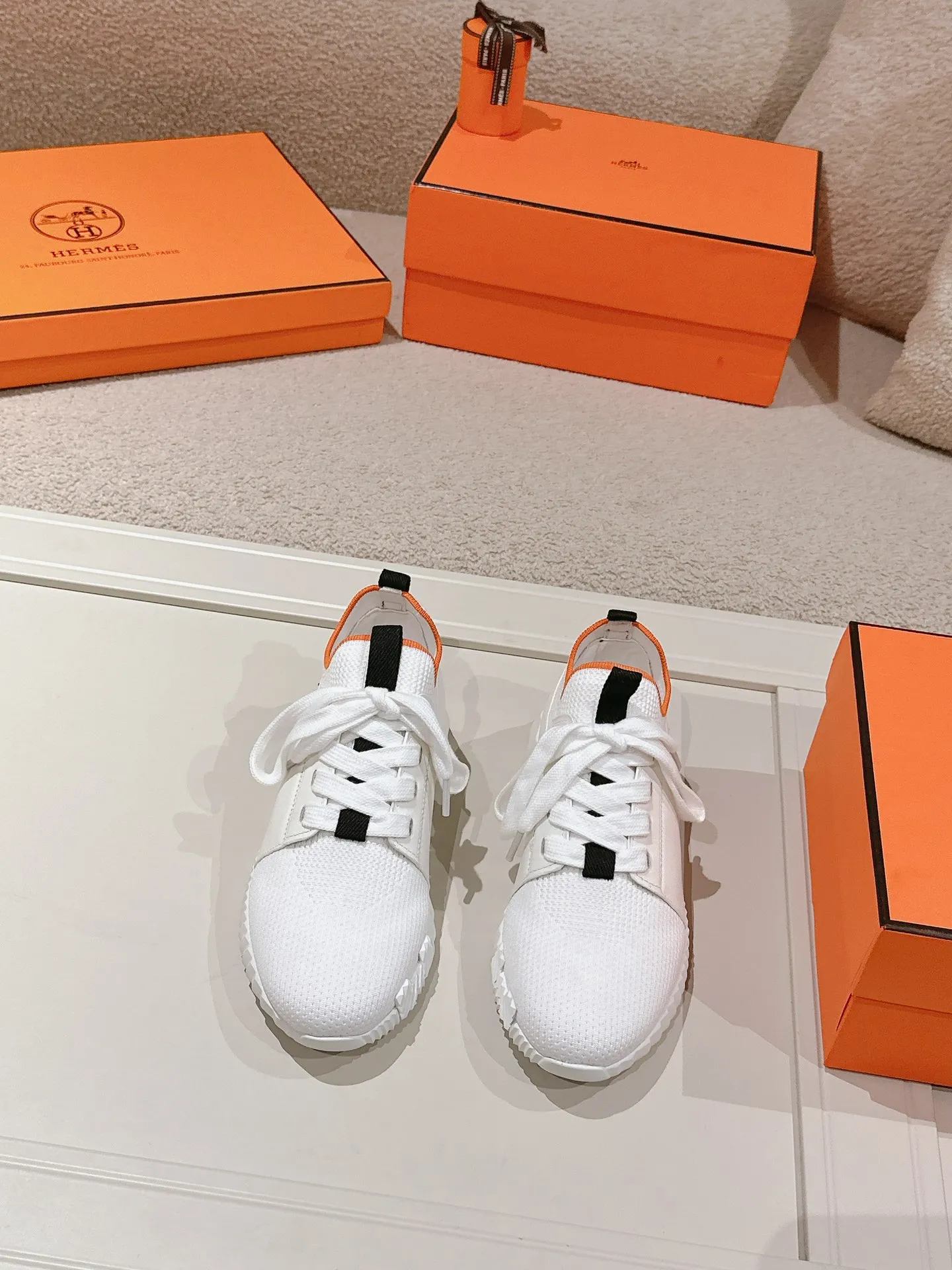 Men's shoes 💰600💰 Hermes top version # Hermès H family classic couple's casual sports shoes Couple's casual sports dad shoes combine high-tech canvas and suede goatskin, and are decorated with an exaggerated "H" letter on the rubber sole. The italic design and bright colors show vitality and continue the brand's design inspiration. Stroll around the city lightly and feel free and comfortable. Exquisitely packaged at the delivery counter 🛍📦 Fabric: Original special material and cow suede Lining: Customized breathable mesh Outsole: Open-molded TPU + rubber foam material Bottom thickness: 3CM Size: 35-45